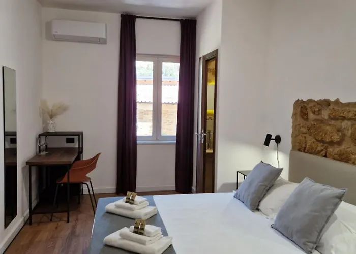 לינה וארוחת בוקר Lekythos 4*