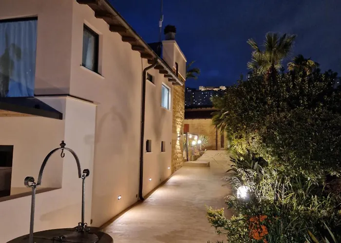 לינה וארוחת בוקר Lekythos 4*