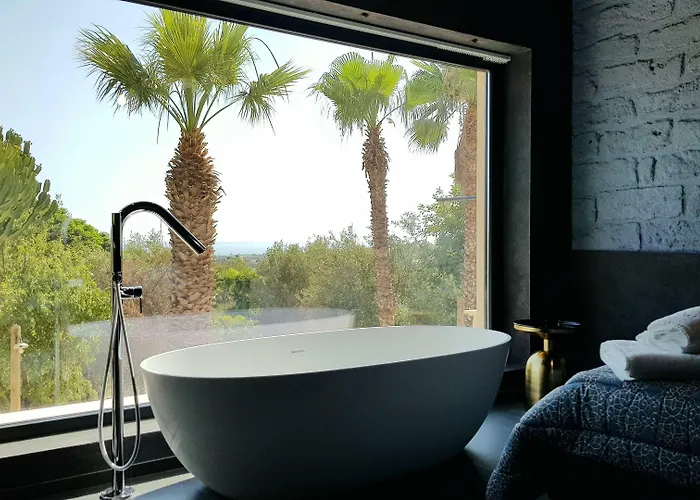 לינה וארוחת בוקר Lekythos 4*